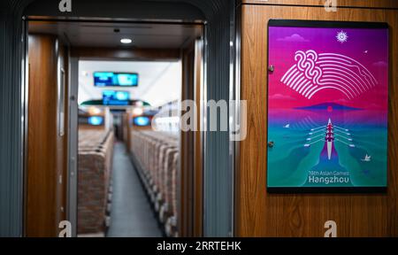 230721 -- CHANGCHUN, 21. Juli 2023 -- dieses Foto, das am 21. Juli 2023 aufgenommen wurde, zeigt die Innenansicht des Fuxing-Hochgeschwindigkeitszuges, der speziell für die asiatischen Spiele in Hangzhou in Changchun, der nordöstlichen chinesischen Provinz Jilin, entwickelt wurde. Der Zug rollte am Freitag in Changchun ab. CHINA-JILIN-CHANGCHUN-BULLET ZUG-ASIATISCHE SPIELE CN YANXLINYUN PUBLICATIONXNOTXINXCHN Stockfoto