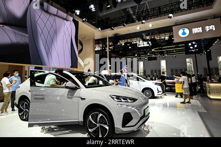 230721 -- CHANGCHUN, 21. Juli 2023 -- Menschen schauen Denza-Fahrzeuge während der 20. Changchun International Auto Expo in Changchun, der Hauptstadt der nordöstlichen chinesischen Provinz Jilin, am 17. Juli 2023 an. Auf der expo werden mehr als 100 neue ENERGY Vehicles NEV ausgestellt. Der NEV-Umsatz machte in den ersten fünf Monaten dieses Jahres 27,7 Prozent des gesamten Neuwagenumsatzes des Landes aus. CHINA-JILIN-CHANGCHUN-AUTO EXPO-NEV CN YANXLINYUN PUBLICATIONXNOTXINXCHN Stockfoto