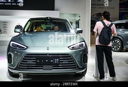 230721 -- CHANGCHUN, 21. Juli 2023 -- ein AITO M5 Fahrzeug wird während der 20. Changchun International Auto Expo in Changchun, Hauptstadt der nordöstlichen Provinz Jilin, am 20. Juli 2023 ausgestellt. Auf der expo werden mehr als 100 neue ENERGY Vehicles NEV ausgestellt. Der NEV-Umsatz machte in den ersten fünf Monaten dieses Jahres 27,7 Prozent des gesamten Neuwagenumsatzes des Landes aus. CHINA-JILIN-CHANGCHUN-AUTO EXPO-NEV CN YANXLINYUN PUBLICATIONXNOTXINXCHN Stockfoto