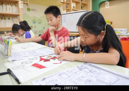 230721 -- PEKING, 21. Juli 2023 -- Kinder lernen Malerei im Lanshan Bezirk der Stadt Linyi, Ostchinesische Provinz Shandong, 21. Juli 2023. Foto von /Xinhua CHINA-SOMMERURLAUB CN XuxChuanbao PUBLICATIONxNOTxINxCHN Stockfoto