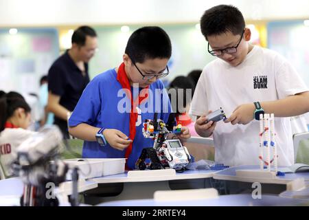 230721 -- PEKING, 21. Juli 2023 -- Kinder bauen einen Roboter in Hefei, ostchinesische Provinz Anhui, 21. Juli 2023. Foto von /Xinhua CHINA-SOMMERURLAUB CN XiexChen PUBLICATIONxNOTxINxCHN Stockfoto