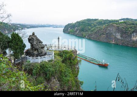 230721 -- YICHANG, 21. Juli 2023 -- dieses Foto, das am 28. März 2023 aufgenommen wurde, zeigt die Landschaft der Xiling Gorge, einer der drei Schluchten am Yangtze-Fluss, in der zentralchinesischen Provinz Hubei. Das Three Gorges Reservoir liegt am oberen Rand des Yangtze und ist eine wichtige ökologische Funktionszone und ein Reservoir an Süßwasserressourcen in China. Die drei Schluchten - Qutang-, Wuxia- und Xiling-Schluchten - bieten schroffe Klippen, berühmte malerische Orte und historische Stätten. CHINA-DREI SCHLUCHTEN CN XiaoxYijiu PUBLICATIONxNOTxINxCHN Stockfoto