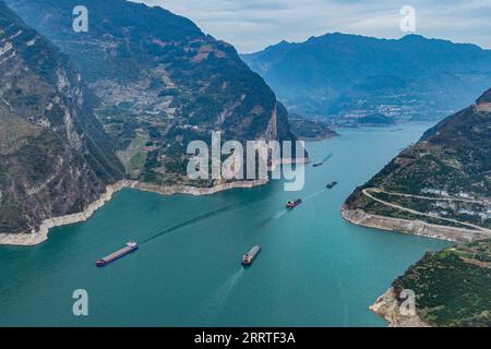 230721 -- YICHANG, 21. Juli 2023 -- dieses Luftbild vom 29. März 2023 zeigt die Landschaft der Xiling Gorge, einer der drei Schluchten am Yangtze-Fluss, in der zentralchinesischen Provinz Hubei. Das Three Gorges Reservoir liegt am oberen Rand des Yangtze und ist eine wichtige ökologische Funktionszone und ein Reservoir an Süßwasserressourcen in China. Die drei Schluchten - Qutang-, Wuxia- und Xiling-Schluchten - bieten schroffe Klippen, berühmte malerische Orte und historische Stätten. CHINA-DREI SCHLUCHTEN CN XiaoxYijiu PUBLICATIONxNOTxINxCHN Stockfoto