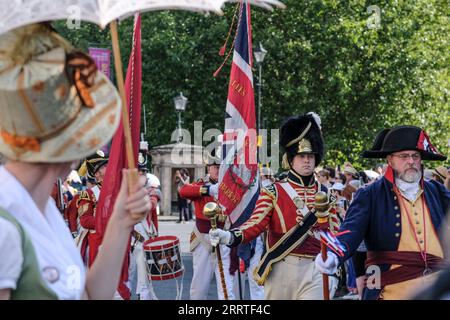 Bath, UK. September 2023. Die Grand Regency Parade ist der Beginn des jährlichen Jane Austen Festivals in Bath. Das jährliche Festival zieht Austen-Fans aus aller Welt an, die Prozession von rund 500 Menschen in Kostümen ist der Beginn einer Woche von Austen inspirierter Veranstaltungen. Ausgehend vom Holbourne Museum führt die Prozession durch historische Straßen, die seit der Zeit von Austen kaum verändert wurden, zu den Versammlungsräumen. Quelle: JMF News/Alamy Live News Stockfoto