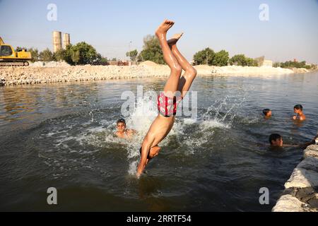 230722 -- GIZEH, 22. Juli 2023 -- Ein Junge taucht in einen Kanal Ein, um sich während einer Hitzewelle in Gizeh, Ägypten, am 21. Juli 2023 zu kühlen. ÄGYPTEN-GIZEH-HITZEWELLE AhmedxGomaa PUBLICATIONxNOTxINxCHN Stockfoto