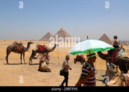 230722 -- KAIRO, 22. Juli 2023 -- Touristen besuchen die Pyramiden von Gizeh während einer Hitzewelle, in Gizeh, Ägypten, 22. Juli 2023. ÄGYPTEN-WETTER-HITZEWELLE SuixXiankai PUBLICATIONxNOTxINxCHN Stockfoto