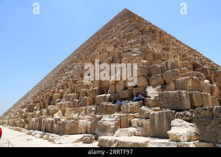 230722 -- KAIRO, 22. Juli 2023 -- Touristen rasten im Schatten der Pyramiden von Gizeh während einer Hitzewelle in Gizeh, Ägypten, 22. Juli 2023. ÄGYPTEN-WETTER-HITZEWELLE SuixXiankai PUBLICATIONxNOTxINxCHN Stockfoto