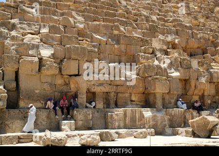 230722 -- KAIRO, 22. Juli 2023 -- Touristen rasten im Schatten der Pyramiden von Gizeh während einer Hitzewelle in Gizeh, Ägypten, 22. Juli 2023. ÄGYPTEN-WETTER-HITZEWELLE SuixXiankai PUBLICATIONxNOTxINxCHN Stockfoto