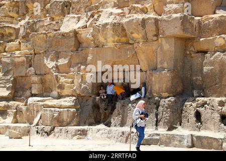 230722 -- KAIRO, 22. Juli 2023 -- Touristen rasten im Schatten der Pyramiden von Gizeh während einer Hitzewelle in Gizeh, Ägypten, 22. Juli 2023. ÄGYPTEN-WETTER-HITZEWELLE SuixXiankai PUBLICATIONxNOTxINxCHN Stockfoto