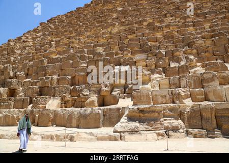 230722 -- KAIRO, 22. Juli 2023 -- Ein Tourist besucht die Pyramiden von Gizeh während einer Hitzewelle, in Gizeh, Ägypten, 22. Juli 2023. ÄGYPTEN-WETTER-HITZEWELLE SuixXiankai PUBLICATIONxNOTxINxCHN Stockfoto