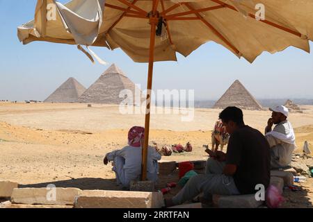 230722 -- KAIRO, 22. Juli 2023 -- Touristen rasten im Schatten der Pyramiden von Gizeh während einer Hitzewelle in Gizeh, Ägypten, 22. Juli 2023. ÄGYPTEN-WETTER-HITZEWELLE SuixXiankai PUBLICATIONxNOTxINxCHN Stockfoto