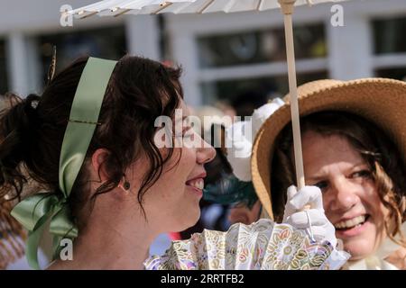 Bath, UK. September 2023. Die Grand Regency Parade ist der Beginn des jährlichen Jane Austen Festivals in Bath. Das jährliche Festival zieht Austen-Fans aus aller Welt an, die Prozession von rund 500 Menschen in Kostümen ist der Beginn einer Woche von Austen inspirierter Veranstaltungen. Ausgehend vom Holbourne Museum führt die Prozession durch historische Straßen, die seit der Zeit von Austen kaum verändert wurden, zu den Versammlungsräumen. Quelle: JMF News/Alamy Live News Stockfoto