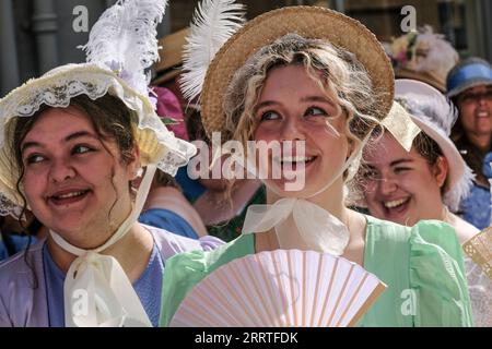 Bath, UK. September 2023. Die Grand Regency Parade ist der Beginn des jährlichen Jane Austen Festivals in Bath. Das jährliche Festival zieht Austen-Fans aus aller Welt an, die Prozession von rund 500 Menschen in Kostümen ist der Beginn einer Woche von Austen inspirierter Veranstaltungen. Ausgehend vom Holbourne Museum führt die Prozession durch historische Straßen, die seit der Zeit von Austen kaum verändert wurden, zu den Versammlungsräumen. Quelle: JMF News/Alamy Live News Stockfoto