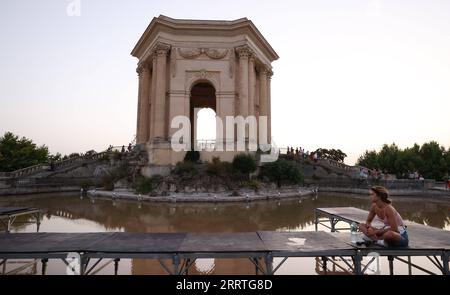 230724 -- MONTPELLIER, 24. Juli 2023 -- dieses Foto vom 17. Juli 2023 zeigt den Aqueduc Saint-Clement an der Promenade du Peyrou in Montpellier, Frankreich. FRANCE-MONTPELLIER-CITY VIEW GaoxJing PUBLICATIONxNOTxINxCHN Stockfoto