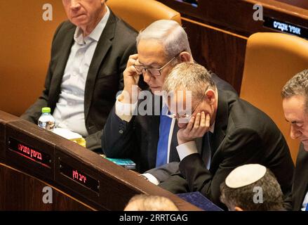 230724 -- JERUSALEM, 24. Juli 2023 -- der israelische Premierminister Benjamin Netanjahu C-L und Justizminister Yariv Levin C-R nehmen am 24. Juli 2023 an einer Abstimmung im israelischen parlament in Jerusalem Teil. Israelische Gesetzgeber haben am Montag ein Schlüsselgesetz von Premierminister Benjamin Netanjahus umstrittenem Plan verabschiedet, das Justizsystem des Landes zu überarbeiten. MIDEAST-JERUSALEM-ISRAEL-JUDICIAL OVERHAUL BILL-PASSING CHENXJUNQING PUBLICATIONXNOTXINXCHN Stockfoto
