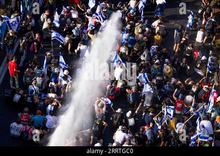 230724 -- JERUSALEM, 24. Juli 2023 -- die Polizei benutzt am 24. Juli 2023 eine Wasserkanone, um Demonstranten in der Nähe des israelischen parlaments in Jerusalem zu zerstreuen. Am Montag brachen Massenversammlungen in ganz Israel aus, nachdem die Gesetzgeber das erste Gesetz verabschiedet hatten, das die Macht des Obersten Gerichtshofs einschränkte, ein wichtiger Schritt für den umstrittenen Plan der rechtsextremen Regierung, das Justizsystem des Landes zu überarbeiten. Via Xinhua MIDEAST-JERUSALEM-ISRAEL-JUDICIAL OVERHAUL BILL-PROTEST JINI PUBLICATIONxNOTxINxCHN Stockfoto