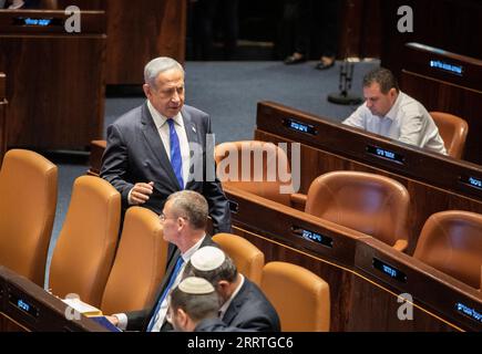 230724 -- JERUSALEM, 24. Juli 2023 -- der israelische Premierminister Benjamin Netanjahu 1. L kommt am 24. Juli 2023 zur Abstimmung im israelischen parlament in Jerusalem. Israelische Gesetzgeber haben am Montag ein Schlüsselgesetz von Premierminister Benjamin Netanjahus umstrittenem Plan verabschiedet, das Justizsystem des Landes zu überarbeiten. MIDEAST-JERUSALEM-ISRAEL-JUDICIAL OVERHAUL BILL-PASSING CHENXJUNQING PUBLICATIONXNOTXINXCHN Stockfoto