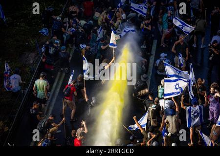 230724 -- JERUSALEM, 24. Juli 2023 -- die Polizei benutzt am 24. Juli 2023 eine Wasserkanone, um Demonstranten in der Nähe des israelischen parlaments in Jerusalem zu zerstreuen. Am Montag brachen Massenversammlungen in ganz Israel aus, nachdem die Gesetzgeber das erste Gesetz verabschiedet hatten, das die Macht des Obersten Gerichtshofs einschränkte, ein wichtiger Schritt für den umstrittenen Plan der rechtsextremen Regierung, das Justizsystem des Landes zu überarbeiten. Via Xinhua MIDEAST-JERUSALEM-ISRAEL-JUDICIAL OVERHAUL BILL-PROTEST JINI PUBLICATIONxNOTxINxCHN Stockfoto