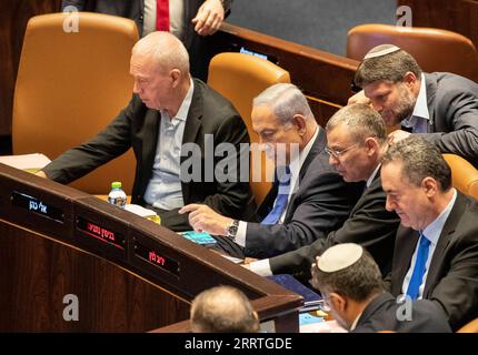 230724 -- JERUSALEM, 24. Juli 2023 -- der israelische Premierminister Benjamin Netanjahu 2. L nimmt am 24. Juli 2023 an einer Abstimmung im israelischen parlament in Jerusalem Teil. Israelische Gesetzgeber haben am Montag ein Schlüsselgesetz von Premierminister Benjamin Netanjahus umstrittenem Plan verabschiedet, das Justizsystem des Landes zu überarbeiten. MIDEAST-JERUSALEM-ISRAEL-JUDICIAL OVERHAUL BILL-PASSING CHENXJUNQING PUBLICATIONXNOTXINXCHN Stockfoto