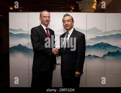 230725 -- JOHANNESBURG, 25. Juli 2023 -- Wang Yi R, Direktor des Büros der Zentralkommission für auswärtige Angelegenheiten der Kommunistischen Partei Chinas, trifft sich am 24. Juli 2023 in Johannesburg, Südafrika, mit Nikolai Patruschow, Sekretär des Sicherheitsrats der Russischen Föderation. SÜDAFRIKA-JOHANNESBURG-CHINA-WANG YI-RUSSLAND-NIKOLAI PATRUSHEV-TREFFEN ZHANGXYUDONG PUBLICATIONXNOTXINXCHN Stockfoto