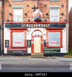 Die Schmalboot-Kneipe in Middlewich Cheshire UK wurde geschlossen und ging an Bord Stockfoto