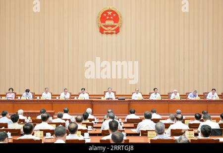 230725 -- PEKING, 25. Juli 2023 -- Zhao Leji, Vorsitzender des Ständigen Ausschusses des Nationalen Volkskongresses des NPC, leitet die vierte Sitzung des 14. Ständigen Ausschusses des NPC in der Großen Halle des Volkes in Peking, der Hauptstadt Chinas, am 25. Juli 2023. CHINA-BEIJING-NPC-ZHAO LEJI-SESSION CN GAOXJIE PUBLICATIONXNOTXINXCHN Stockfoto