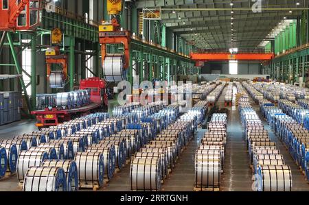 230725 -- PEKING, 25. Juli 2023 -- dieses Luftbild vom 22. Juli 2023 zeigt ein Lagerhaus von Shougang Jingtang United Iron & Steel Co., Ltd. In Tangshan, nordchinesische Provinz Hebei. Xinhua Schlagzeilen: China erhöht die Makrokontrolle für stabiles Wirtschaftswachstum ZhuxXudong PUBLICATIONxNOTxINxCHN Stockfoto