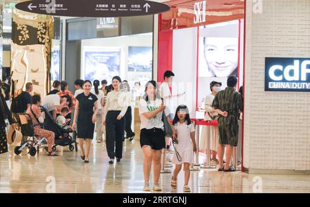 230725 -- PEKING, 25. Juli 2023 -- Touristen kaufen in einem Duty-Free-Einkaufskomplex in Haikou, Südchinesische Provinz Hainan, 12. Juli 2023 ein. Xinhua Schlagzeilen: China erhöht die Makrokontrolle für stabiles Wirtschaftswachstum YangxGuanyu PUBLICATIONxNOTxINxCHN Stockfoto