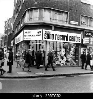 ALEX STRICKLAND Flagship Store / Shoppen SIE IM SOHO RECORD CENTER an der Ecke DEAN STREET und OLD COMPTON STREET in Soho, London im Jahr 1969 Stockfoto