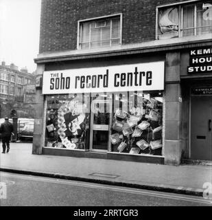 ALEX STRICKLAND Flagship Store / Shoppen SIE IM SOHO RECORD CENTER an der Ecke DEAN STREET und OLD COMPTON STREET in Soho, London im Jahr 1969 Stockfoto