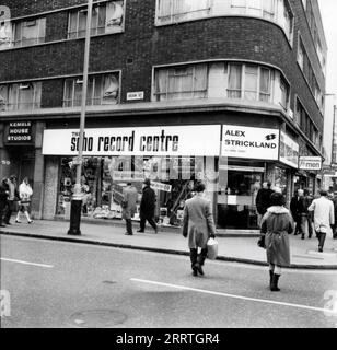 ALEX STRICKLAND Flagship Store / Shoppen SIE IM SOHO RECORD CENTER an der Ecke DEAN STREET und OLD COMPTON STREET in Soho, London im Jahr 1969 Stockfoto