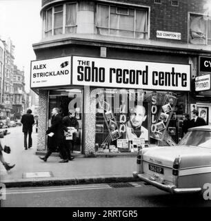 ALEX STRICKLAND Flagship Store / Shoppen SIE IM SOHO RECORD CENTER an der Ecke DEAN STREET und OLD COMPTON STREET in Soho, London im Jahr 1969 Stockfoto