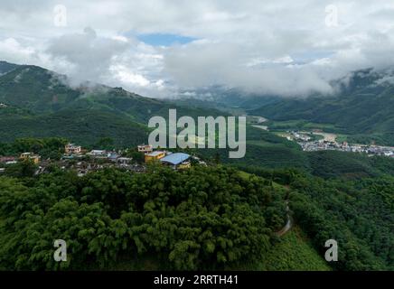 230726 -- JINPING, 26. Juli 2023 -- dieses Luftbild, das am 23. Juli 2023 aufgenommen wurde, zeigt einen Blick auf das Dorf Shangnami in der Gemeinde Zhemi, Jinping County, der Autonomen Präfektur Honghe Hani und Yi, der Provinz Yunnan im Südwesten Chinas. Nach Tagen des Denkens beschloss Zhang Puzhong, seinen Enkelkindern etwas lehrreiches zu tun: Sie zurück in den Wald zu bringen, in dem er vor mehr als 60 Jahren als Kind lebte. Das ist sehr wichtig. Ich weiß, wie glücklich ich heute bin, weil ich nie vergessen habe, wie bitter mein Leben in der Vergangenheit war, sagte Zhang. Zhang ist ein 70-jähriger Kucong-Bewohner im Dorf Xiaxinzhai in der Gemeinde Zhemi Stockfoto