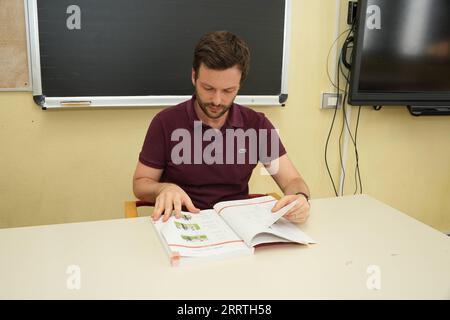 230726 -- MAILAND, 26. Juli 2023 -- Giovanni Goffredo, ein chinesischer Sprachlehrer, liest ein chinesisches Lehrbuch in einem chinesischen Sprachunterricht in Mailand, Italien, 3. Juli 2023. ZU DIESEM Feature: Sprachlehrer helfen beim Aufbau einer kulturellen Brücke zwischen China und Italien Foto: /Xinhua ITALIEN-MAILAND-CHINESISCHLEHRER ZhangxRui PUBLICATIONxNOTxINxCHN Stockfoto