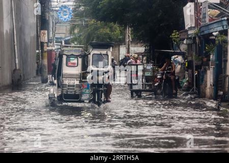 230726 -- MALABON CITY, 26. Juli 2023 -- Menschen waten am 26. Juli 2023 durch ein wasserverschmutztes Gebiet in Malabon City auf den Philippinen. Die philippinische Katastrophenbehörde sagte am Mittwoch, dass sie bisher mindestens einen Toten gezählt habe, da der Taifun Doksuri das Land weiterhin mit Regen und starken Winden prügelte. Doksuri hat acht Regionen auf der Insel Luzon und den zentralen Philippinen betroffen. Fast 9.000 Vertriebene bleiben in 107 Evakuierungszentren, fügte der National Disaster Risk Reduction and Management Council hinzu. DIE PHILIPPINEN-MALABON-STADT-TAIFUN DOKSURI ROUELLEXUMALI PUBLIC Stockfoto