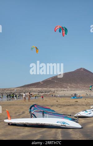 Windgepeitschte Destination für Touristen, die einen Tag am Strand verbringen, um Wassersport zu betreiben, hauptsächlich Kitesurfen, Windsurfen oder Wasserboarden, El Medano Stockfoto