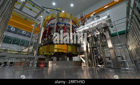 230726 -- NAKHON NAYOK, 26. Juli 2023 -- dieses Foto, das am 25. Juli 2023 aufgenommen wurde, zeigt das experimentelle Tokamak-Gerät in Nakhon Nayok, Thailand. Thailands erstes experimentelles Tokamak-Gerät wurde offiziell am Dienstag in einer gemeinsamen Zusammenarbeit mit China eingeführt. Das Gerät, eine gemeinsame Zusammenarbeit zwischen dem Institute of Plasma Physics Chinese Academy of Sciences ASIPP und dem Thailand Institute of Nuclear Technology TINT, kam im Januar in Thailand an und begann im Mai mit Versuchsläufen. THAILAND-NAKHON NAYOK-TOKAMAK-GERÄT-START RACHENXSAGEAMSAK PUBLICATIONXNOTXINXCHN Stockfoto