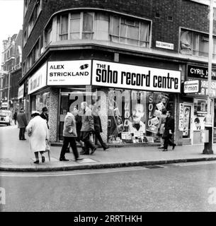 ALEX STRICKLAND Flagship Store / Shoppen SIE IM SOHO RECORD CENTER an der Ecke DEAN STREET und OLD COMPTON STREET in Soho, London im Jahr 1969 Stockfoto