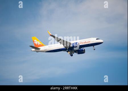 26.07.2023, Singapur, Republik Singapur, Asien - Drukair Royal Bhutan Airlines Airbus A320-200 Neo Passagierflugzeug mit der Registrierung A5-JKW. Stockfoto