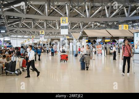 Bangkok, Thailand. 29. August 2023. Passagiere werden in der internationalen Abflughalle am Suvarnabhumi Airport in Bangkok gesehen. Suvarnabhumi Airport ist der wichtigste internationale Flughafen in Bangkok, Thailand. Suvarnabhumi ist der 17. Flugplatz der Welt, der elfte Flugplatz Asiens und der am stärksten frequentierte Flughafen des Landes, der 2017 60 Millionen Passagiere abgefertigt hat, und ist mit insgesamt 95 Fluggesellschaften auch ein wichtiger Luftfrachtflughafen. Quelle: SOPA Images Limited/Alamy Live News Stockfoto