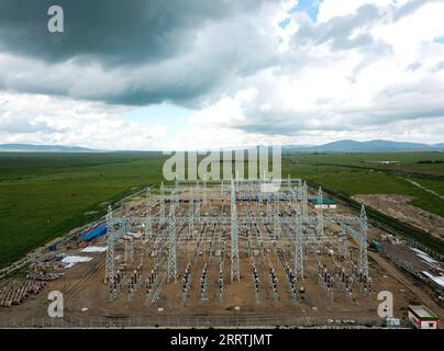 230728 -- MACHAKOS, 28. Juli 2023 -- dieses Luftbild vom 5. Mai 2023 zeigt einen Blick auf die Baustelle des Umspannwerks Konza im Machakos County, Kenia. David Maina Kamore, 32, ist ein Elektroingenieur, von dem er seit seiner Kindheit geträumt hatte, in der Umspannstation Konza. 2009 ging er nach China und studierte ein Jahr lang Chinesisch an der Huazhong University of Science and Technology, bevor er an der Chang an University Elektrotechnik und Automatisierung studierte. Nach seinem Bachelor-Abschluss in Ingenieurwissenschaften im Jahr 2014 setzte David das, was er lernte, auf p Stockfoto