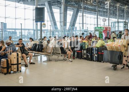 Bangkok, Thailand. 29. August 2023. Passagiere warten in der internationalen Abflughalle am Suvarnabhumi Airport in Bangkok. Suvarnabhumi Airport ist der wichtigste internationale Flughafen in Bangkok, Thailand. Suvarnabhumi ist der 17. Flugplatz der Welt, der elfte Flugplatz Asiens und der am stärksten frequentierte Flughafen des Landes, der 2017 60 Millionen Passagiere abgefertigt hat, und ist mit insgesamt 95 Fluggesellschaften auch ein wichtiger Luftfrachtflughafen. (Foto: Nathalie Jamois/SOPA Images/SIPA USA) Credit: SIPA USA/Alamy Live News Stockfoto