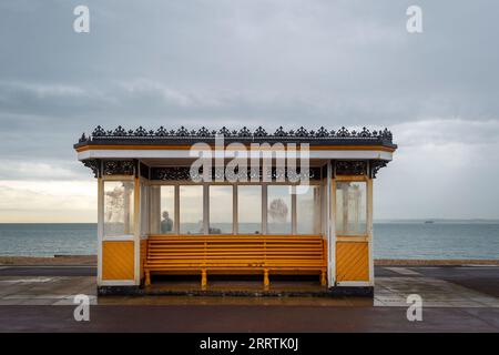 Bemalter viktorianischer Unterschlupf am Meer von Southsea. Portsmouth, Hampshire. Stockfoto