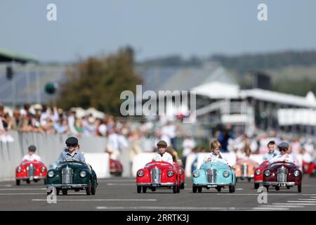 Junge Rennfahrer nehmen am Settrington Cup Teil und besuchen das Goodwood Revival auf dem Goodwood Motor Circuit in West Sussex. Bilddatum: Samstag, 9. September 2023. Stockfoto