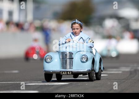 Junge Rennfahrer nehmen am Settrington Cup Teil und besuchen das Goodwood Revival auf dem Goodwood Motor Circuit in West Sussex. Bilddatum: Samstag, 9. September 2023. Stockfoto