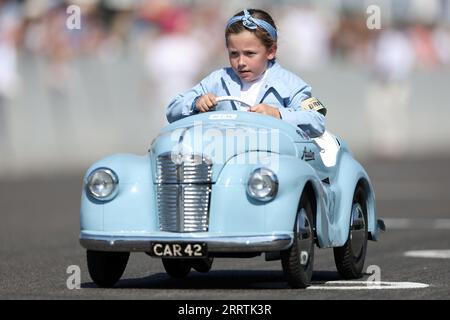 Junge Rennfahrer nehmen am Settrington Cup Teil und besuchen das Goodwood Revival auf dem Goodwood Motor Circuit in West Sussex. Bilddatum: Samstag, 9. September 2023. Stockfoto