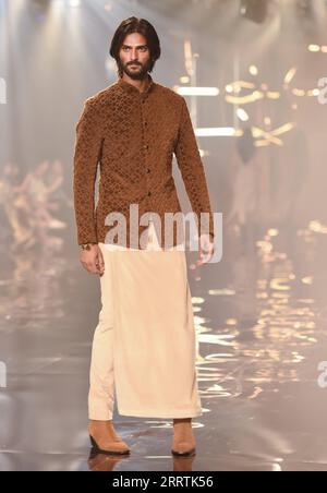 230729 -- NEU DELHI, 29. Juli 2023 -- Ein Modell zeigt eine Kreation des indischen Designers Kunal Rawal während der FDCI India Couture Week 2023 in Neu Delhi, Indien, 28. Juli 2023. INDIA-NEW DELHI-FASHION SHOW-FDCI INDIA COUTURE WEEK JAVEDXDAR PUBLICATIONXNOTXINXCHN Stockfoto