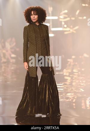 230729 -- NEU DELHI, 29. Juli 2023 -- Ein Modell zeigt eine Kreation des indischen Designers Kunal Rawal während der FDCI India Couture Week 2023 in Neu Delhi, Indien, 28. Juli 2023. INDIA-NEW DELHI-FASHION SHOW-FDCI INDIA COUTURE WEEK JAVEDXDAR PUBLICATIONXNOTXINXCHN Stockfoto
