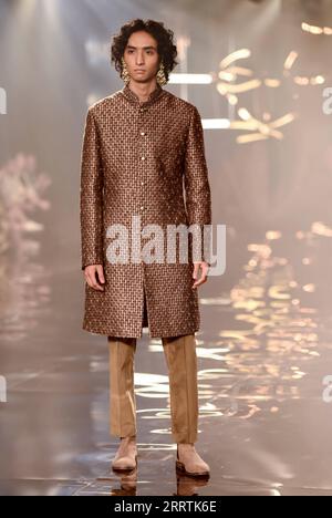 230729 -- NEU DELHI, 29. Juli 2023 -- Ein Modell zeigt eine Kreation des indischen Designers Kunal Rawal während der FDCI India Couture Week 2023 in Neu Delhi, Indien, 28. Juli 2023. INDIA-NEW DELHI-FASHION SHOW-FDCI INDIA COUTURE WEEK JAVEDXDAR PUBLICATIONXNOTXINXCHN Stockfoto