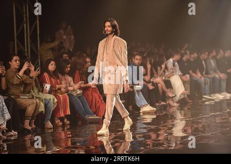 230729 -- NEU DELHI, 29. Juli 2023 -- Ein Modell zeigt eine Kreation des indischen Designers Kunal Rawal während der FDCI India Couture Week 2023 in Neu Delhi, Indien, 28. Juli 2023. INDIA-NEW DELHI-FASHION SHOW-FDCI INDIA COUTURE WEEK JAVEDXDAR PUBLICATIONXNOTXINXCHN Stockfoto